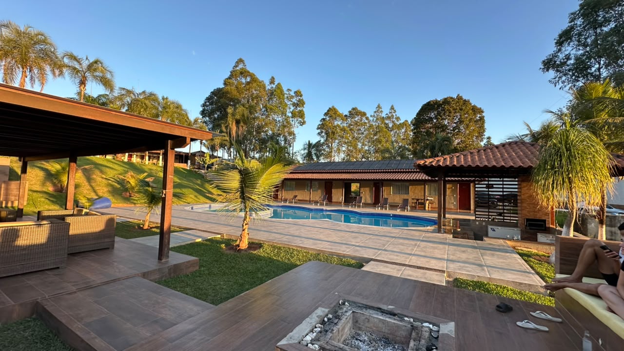 Área de convivência, lareira e piscina